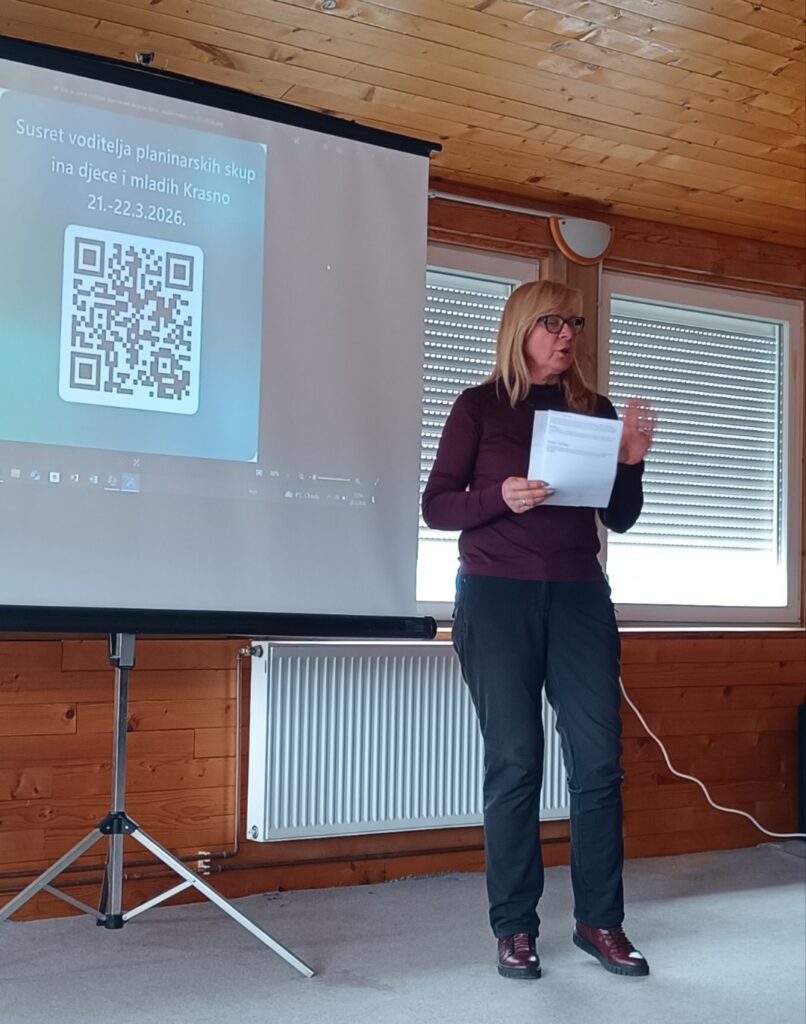 Irena drzi predavanje,
